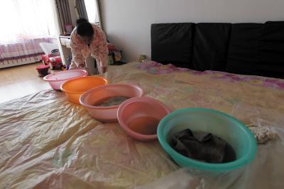 海州楼上漏水，住户失联，小区没物管，业主维权难！律师来支招……